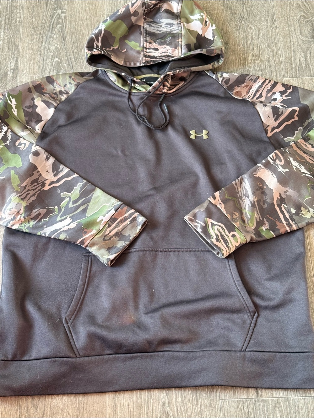 Under Armour Men's Black Hoodie with Green Camo Sleeves XL